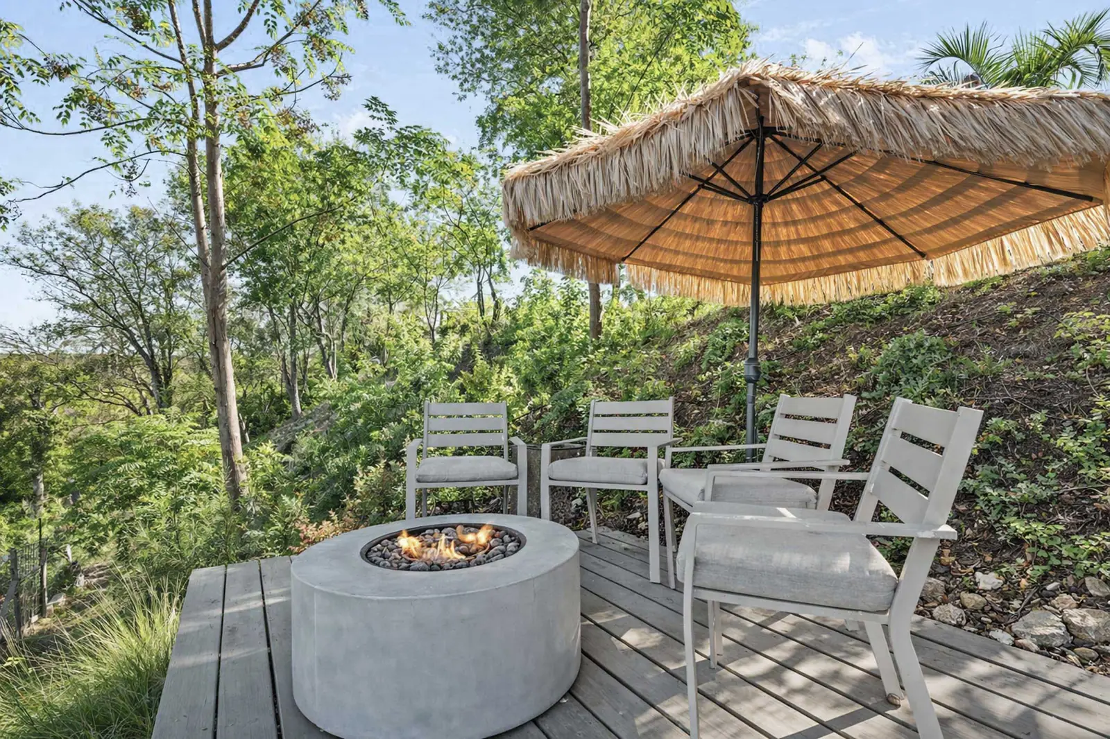 Outdoor pocket along the bluff with river views